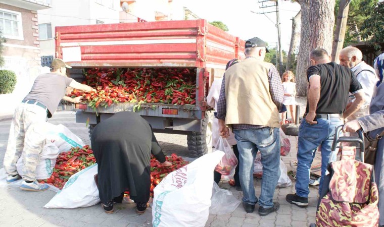 Ucuz biber vatandaşlar tarafından kapışıldı