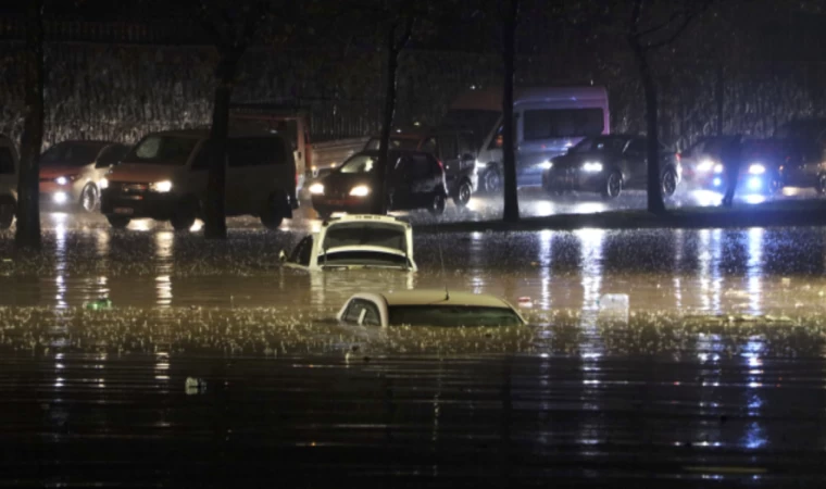 Gaziantep'te sağanak yağış nedeniyle yollar göle döndü