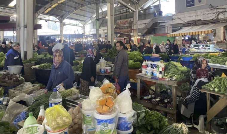 Halk pazarında fiyatlar düşüşe geçti