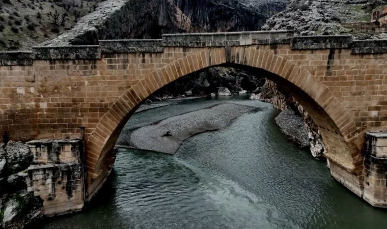 Adıyaman’daki tarihi köprü depremlere meydan okuyor