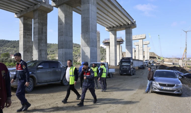 İşçiler, aylardır paralarını alamadıkları gerekçesiyle grev başlattı