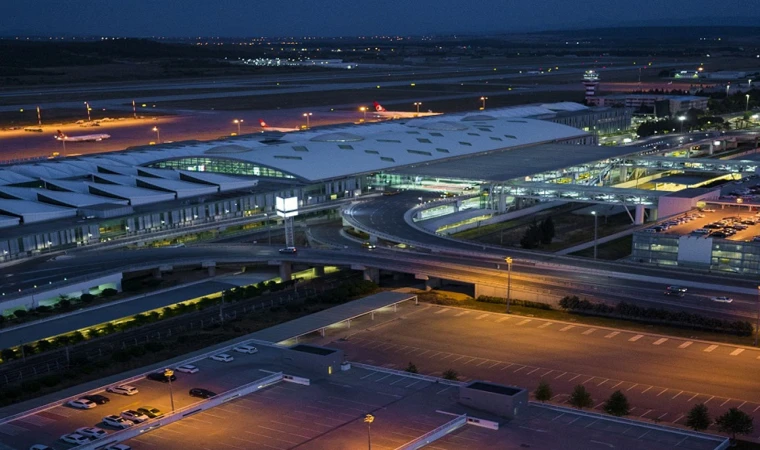 İzmir Adnan Menderes Havalimanı nisanda 1 milyona yakın yolcuya hizmet verdi