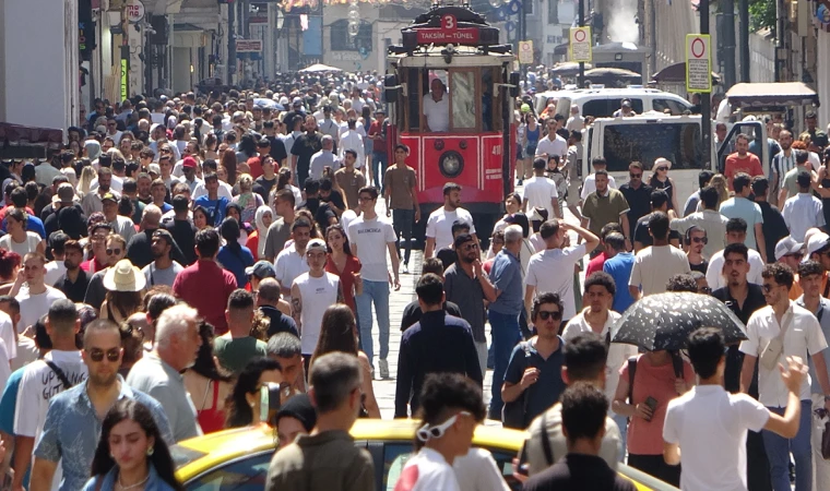 Taksim’de vatandaşların sıcak ile imtihanı