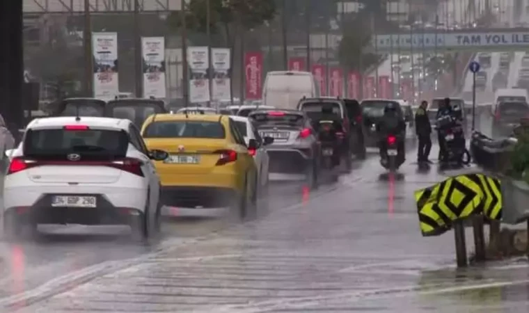 İstanbul’da sağanak yağış etkili oldu, yollar göle döndü