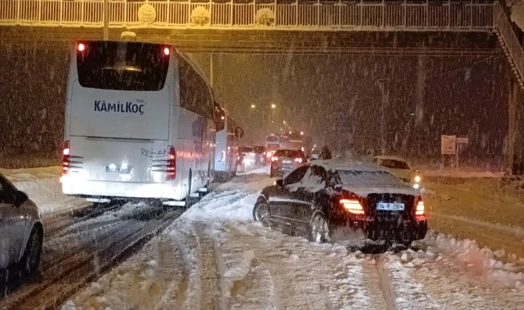 Bolu Dağı’nda trafiğe kar engeli: