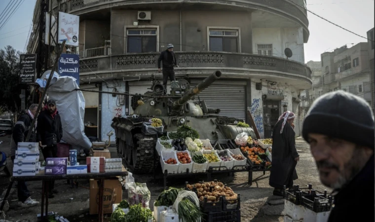 Suriyeli esnaf Esad'ın bomba yağdırdığı tankı manav tezgahına çevirdi