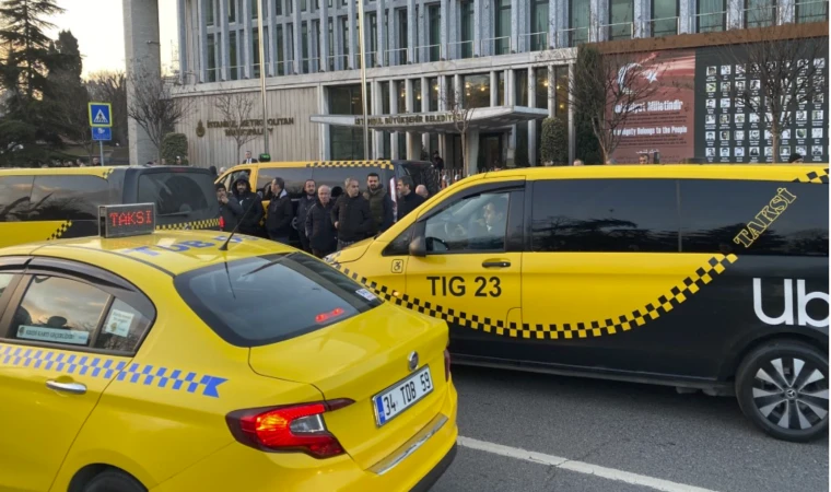 İBB önünde taksici eylemi