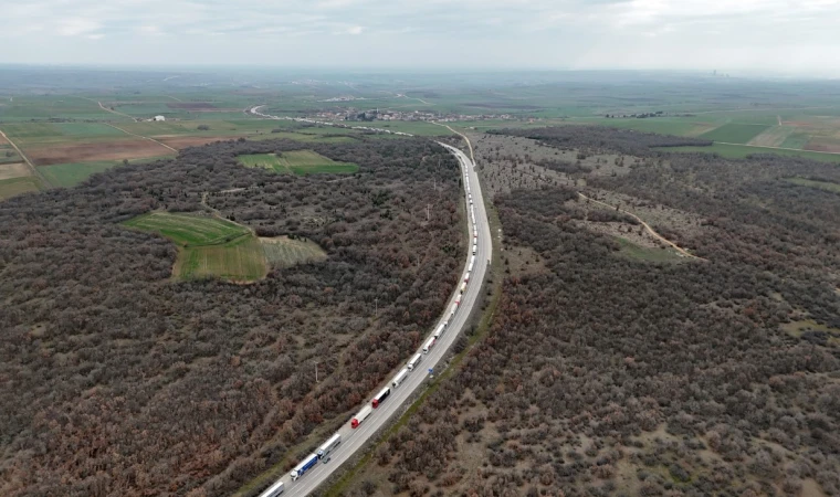 Edirne’de tır sürücüleri dondurucu soğukta kilometrelerce uzunluktaki sıralarda bekliyor