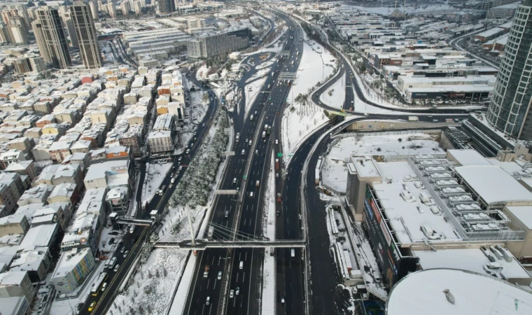 İstanbul’a kar yağdı yollar boş kaldı