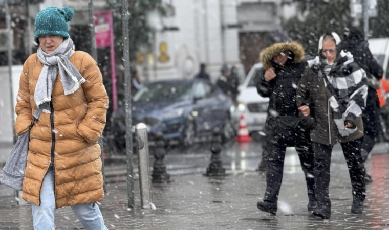 Taksim’de kar yağışı etkisini göstermeye başladı