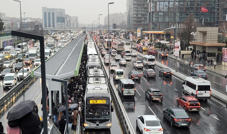 Yenibosna metrobüs durağında insan seli