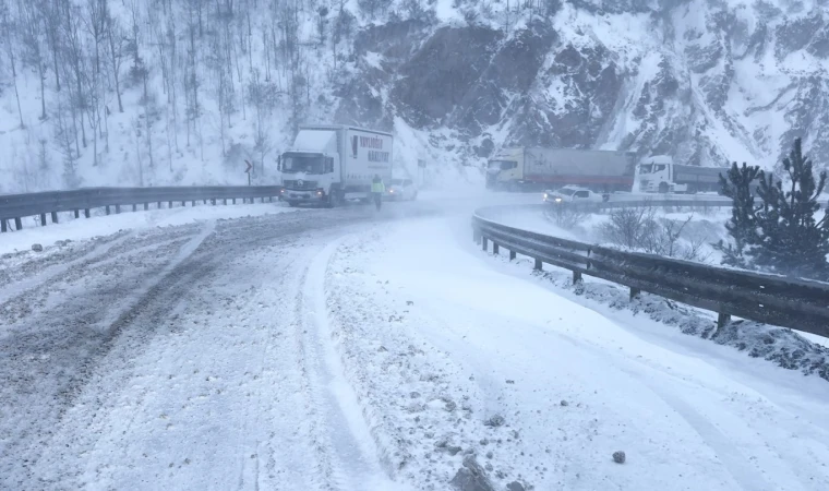 Kayseri ve Sivas'ta yollarda yüzlerce araç mahsur kaldı