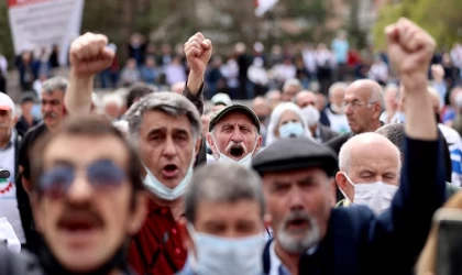 Emekliler torun seveceklerine sokaklarda eylem yapıyor