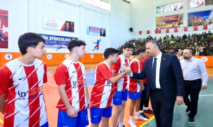 Başkan Toptaş, Cumhuriyet Spor Şöleni futsal finalini izledi